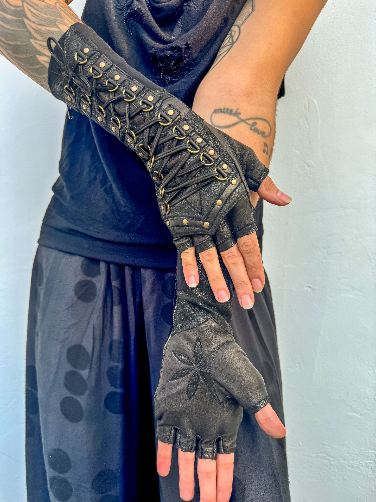 Wander Wild long gloves