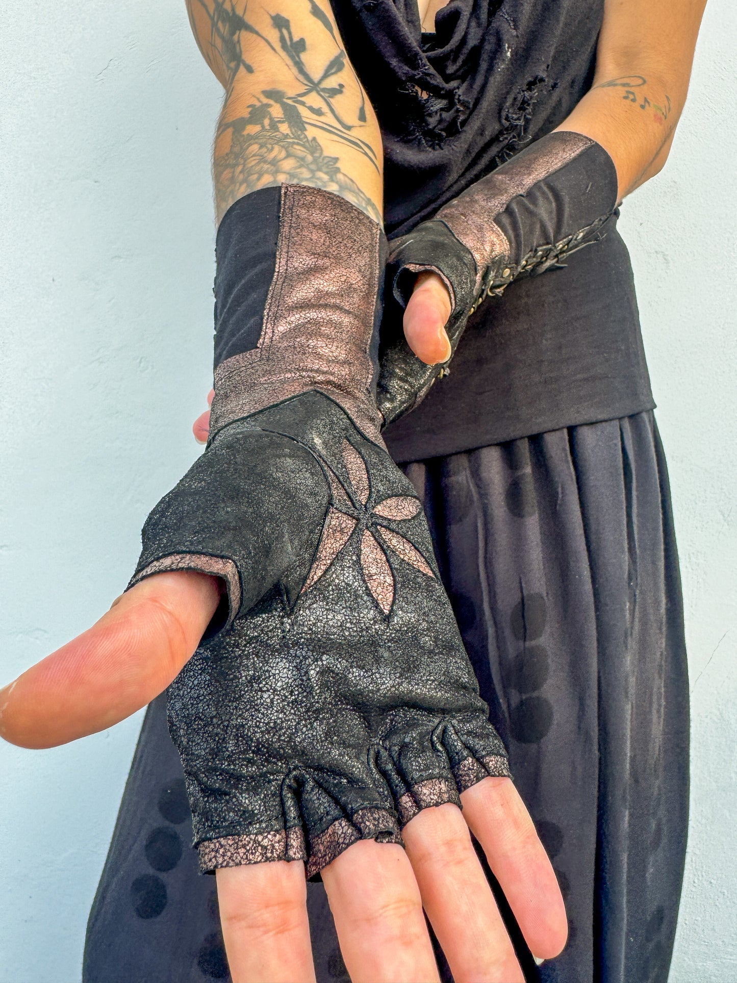 Wander Wild long gloves